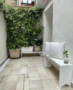 ヴェネツィアにあるCasa Dolce Fornoの白いベンチ(植物のあるパティオに座る)