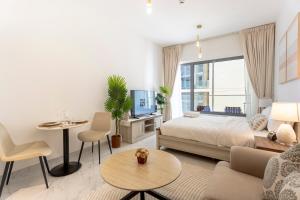 Ένα ή περισσότερα κρεβάτια σε δωμάτιο στο Stunning Oasis 1 Studio Masdar City