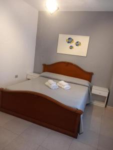 a bedroom with a bed with two towels on it at Siniscola Old Town in Siniscola