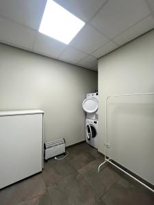 Habitación con lavadora y lavamanos en Modern apartment, en Maaseik