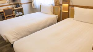 Кровать или кровати в номере Toyoko Inn Tokyo Monzen-nakacho Eitaibashi