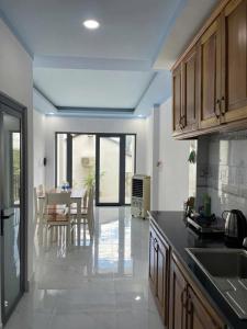 Una cocina con una mesa y un comedor. en Green Bungalow Phú Quốc, en Phu Quoc