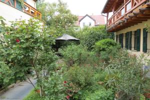 Κήπος έξω από το Ferienwohnung 1 am Zwenkauer See - frisch renoviert