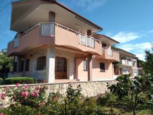 Το κτήριο όπου στεγάζεται  το διαμέρισμα