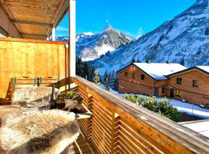 a balcony with a view of a snow covered mountain at Sonniges Bergblick-Appartement in Damuls