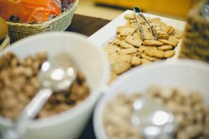 a table topped with bowls of nuts and spoons at Ortal Glamping in Ortal
