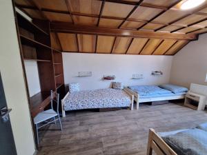 Postel nebo postele na pokoji v ubytování Apartmány ŠTĚSTÍ