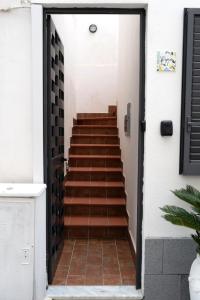 un pasillo con escaleras que conducen a una puerta en Le Tre Perle Ischia, en Isquia