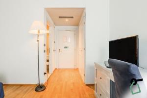 TV a/nebo společenská místnost v ubytování HOTIDAY Room Collection - Calambrone
