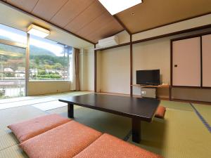 Televiisor ja/või meelelahutuskeskus majutusasutuses Ooedo Onsen Monogatari Premium Hotel New Shiobara