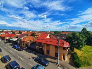 an aerial view of a town with cars parked on a street at Yan's House apartament 2 camere decomandat in Drobeta-Turnu Severin