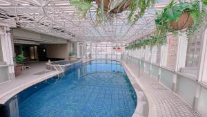 a large indoor swimming pool in a building at Hotel Royal Hsinchu in Hsinchu City