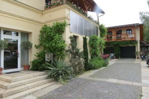a building with plants on the side of it at Ferienwohnung 2 am Zwenkauer See-frisch renoviert in Zwenkau