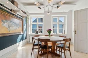 una sala da pranzo con tavolo e sedie di Lovely House In Svanneke On Bornholm a Svaneke