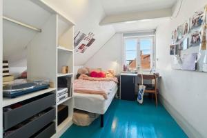 Piccola camera con letto e scrivania. di Lovely House In Svanneke On Bornholm a Svaneke