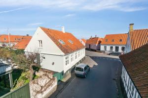 un'auto parcheggiata in una strada in una città di Lovely House In Svanneke On Bornholm a Svaneke