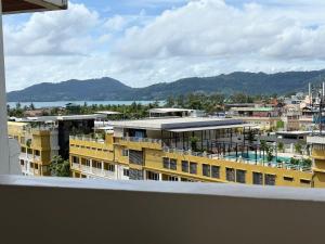 une vue d'une ville depuis le balcon d'un immeuble dans l'établissement C192 Cozy Condo Pool in Patong walk to Bangla Rd, à Patong Beach
