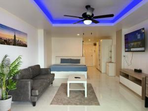 un salon avec un canapé et un ventilateur de plafond dans l'établissement C192 Cozy Condo Pool in Patong walk to Bangla Rd, à Patong Beach