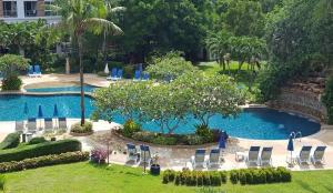- une piscine avec des chaises longues dans l'établissement C192 Cozy Condo Pool in Patong walk to Bangla Rd, à Patong Beach