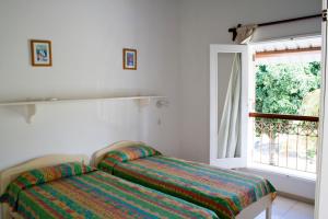 Un dormitorio con una cama con una colcha de colores. en Villas Banyan, en Grand Gaube