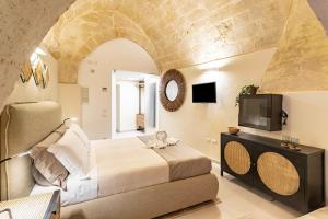 Un dormitorio con una cama grande y un televisor. en GuestHost - White Stones Rooms, en Matera 18 fotos más