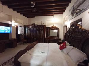 ein Schlafzimmer mit großem Bett und Fernseher in der Unterkunft Hyba Heritage Guest House in Dubai