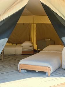 Postel nebo postele na pokoji v ubytování Canopy Villa Glamping Park