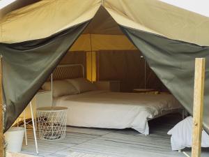 Postel nebo postele na pokoji v ubytování Canopy Villa Glamping Park + 33 fotografií