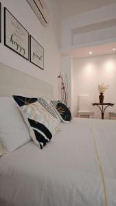 Posteľ alebo postele v izbe v ubytovaní KRLY Rooms Cagliari