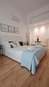 Posteľ alebo postele v izbe v ubytovaní KRLY Rooms Cagliari