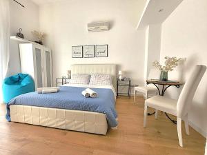Posteľ alebo postele v izbe v ubytovaní KRLY Rooms Cagliari