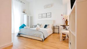 Posteľ alebo postele v izbe v ubytovaní KRLY Rooms Cagliari