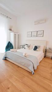 Posteľ alebo postele v izbe v ubytovaní KRLY Rooms Cagliari