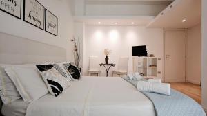 Posteľ alebo postele v izbe v ubytovaní KRLY Rooms Cagliari