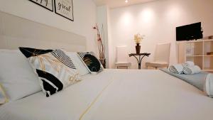 Posteľ alebo postele v izbe v ubytovaní KRLY Rooms Cagliari