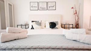 Posteľ alebo postele v izbe v ubytovaní KRLY Rooms Cagliari