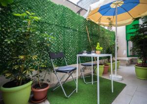a patio with a table and chairs and plants at R101-6- Lovely and Spatious apartments in Belvedere near High Speed Train Station in Casablanca