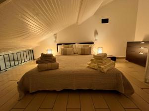 ein Schlafzimmer mit einem Bett, auf dem Handtücher liegen in der Unterkunft Brera Sustainable Asset - BSA in Mailand