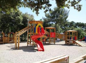 un grupo de equipos de juegos en un parque en Mobile Home Nensi, en Biograd na Moru