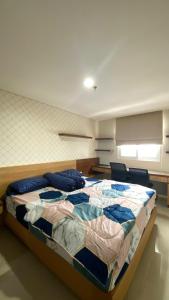 1 dormitorio con 1 cama grande con sillas en Kost-Q Living, en Semarang