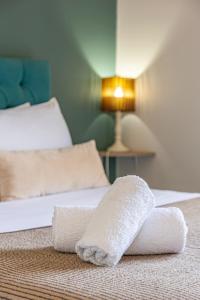 En eller flere senge i et værelse på kissamos seaside bliss