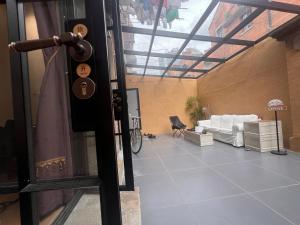 LAYLiVE Good soundproofing Near the subway, US Consulate, Nanjing Road Jing'an Temple business district Convenient transportation Courtyard music的庭院或其他户外区域