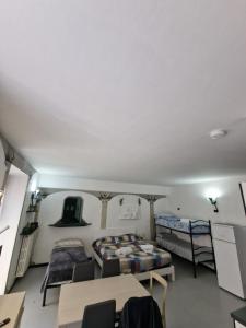 ein Zimmer mit zwei Etagenbetten und einem Tisch in der Unterkunft Soggiorno Confortevole Nel Pieno Centro Storico in Casale Monferrato