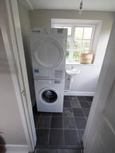 Et badeværelse på Luxury 3 Bed Cottage on Rewilding Estate + 29 billeder