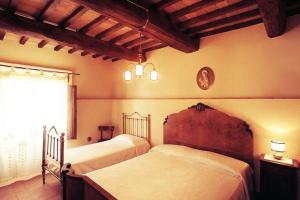 サルテアーノにあるAgriturismo Stiglianoのベッド2台と窓のある寝室