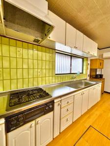 Kuchyň nebo kuchyňský kout v ubytování なぎさの宿 日本文化古き良き建物畳敷 大家族グループ利用 長期滞在ok駐車場無料 日本の真ん中Mie Suzuka Ise + 48 fotografií