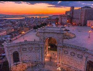 una vista di un edificio con un tramonto sullo sfondo di La cittadella rooms 2 a Cagliari