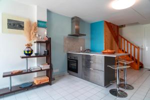 cocina con encimera, fregadero y fogones en Locmariaquer Mer & Plage - à 50m de la plage, en Locmariaquer
