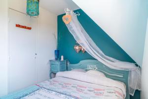 Dormitorio pequeño con cama con dosel en Locmariaquer Mer & Plage - à 50m de la plage, en Locmariaquer