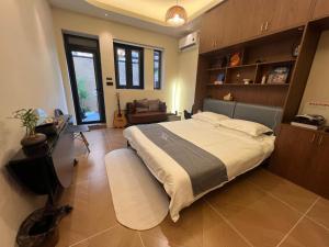 上海LAYLiVE Good soundproofing Near the subway, US Consulate, Nanjing Road Jing'an Temple business district Convenient transportation Courtyard music的房间里有一张大床的卧室